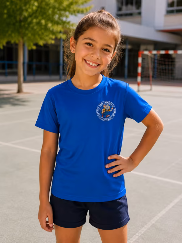 niña posando con camiseta del anpa entrevalos